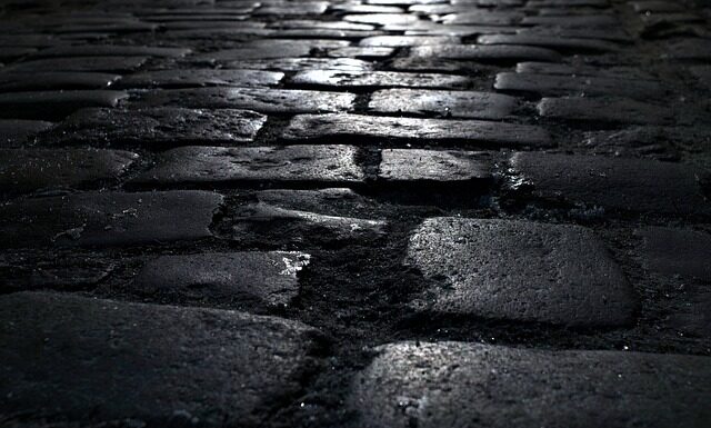 Jak często czyścić podłoże w akwarium?